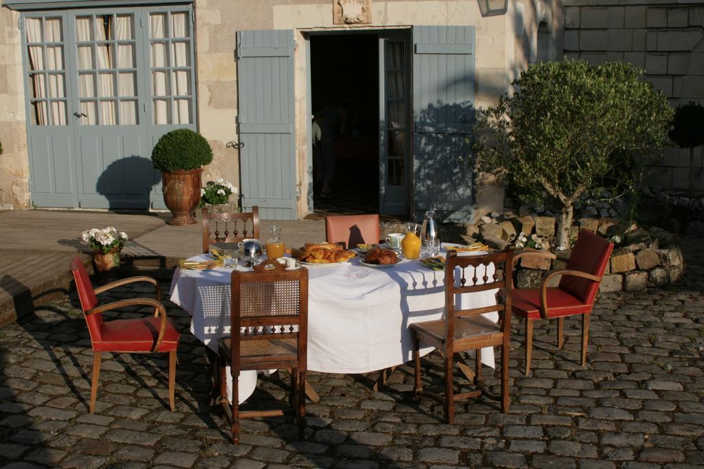 Les Douves Bed & Breakfast Onzain Exterior photo