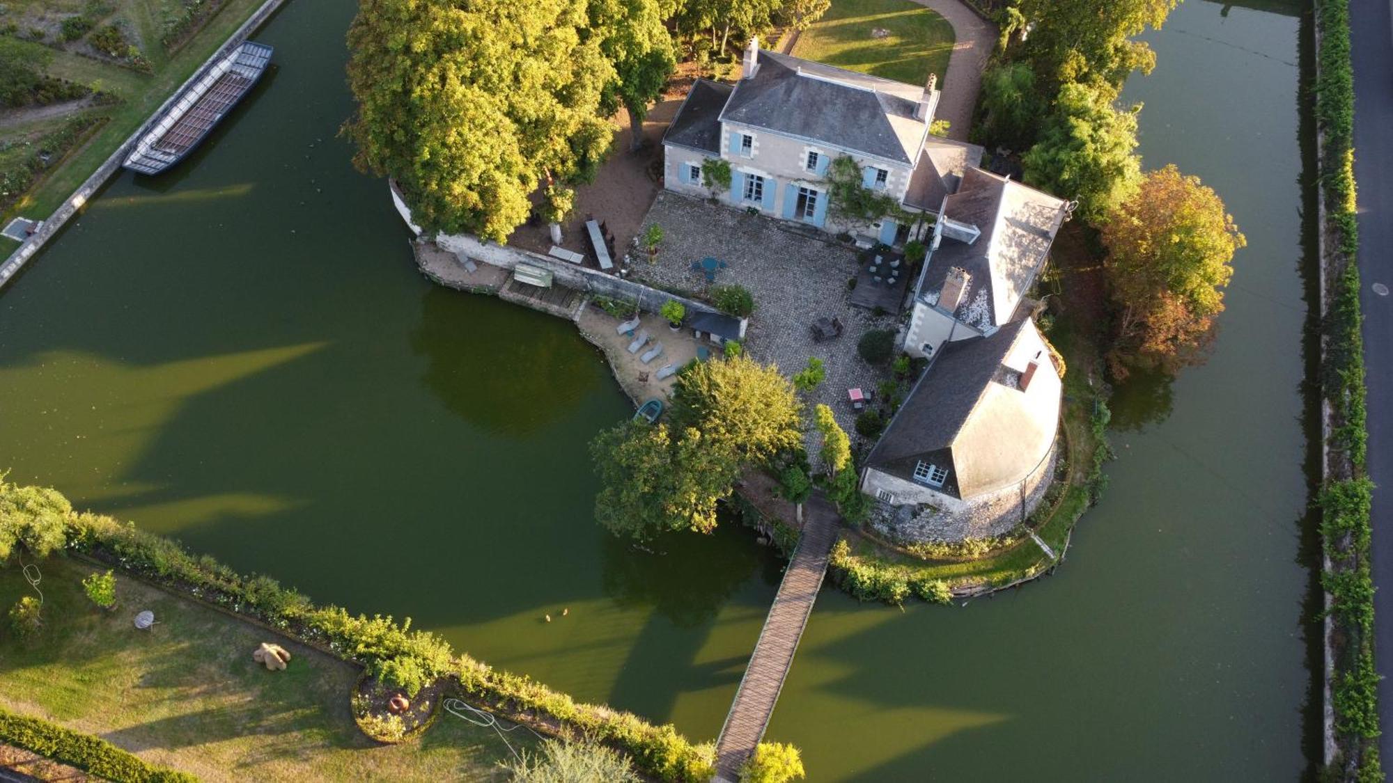 Les Douves Bed & Breakfast Onzain Exterior photo