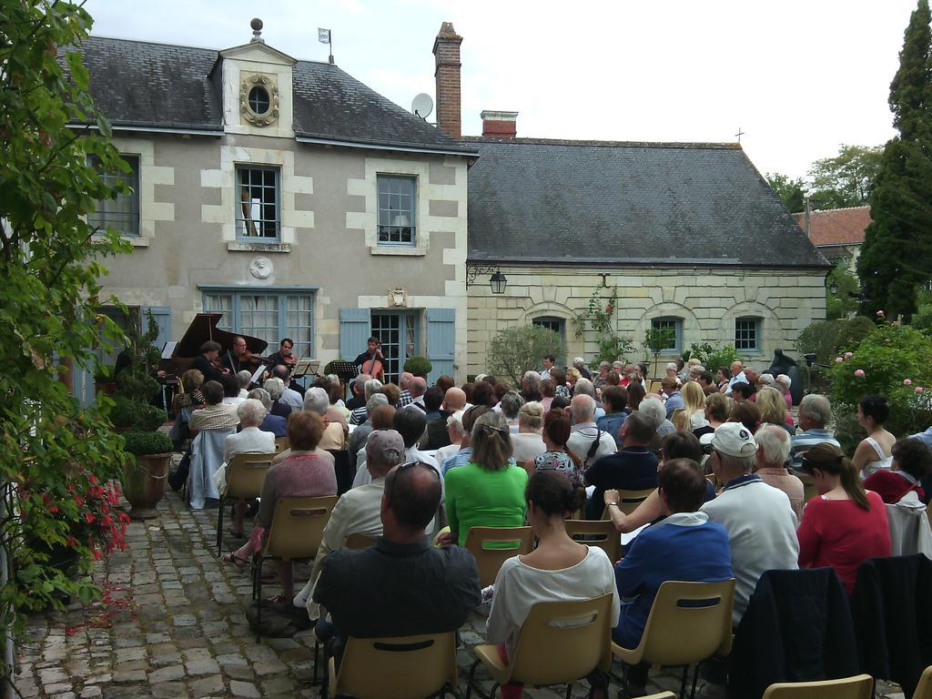Les Douves Bed & Breakfast Onzain Exterior photo